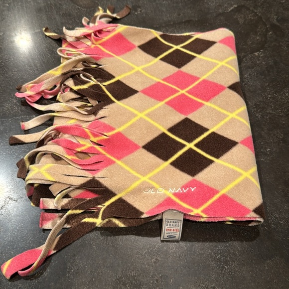 Old Navy Holiday Fringed Argyle Scarf - Picture 4 of 9
